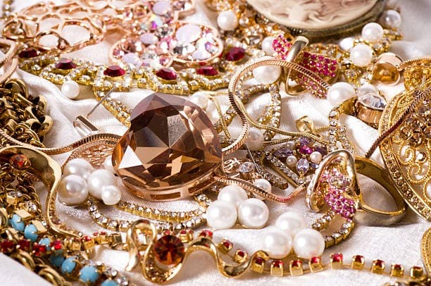 Bijoux et accessoires La Case Secrète — DAKENAYOP GROUP